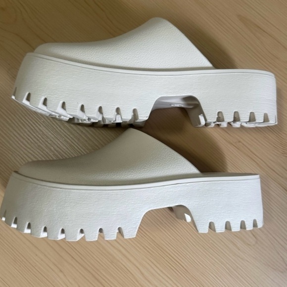 Platform Clogs - Picture 4 of 7